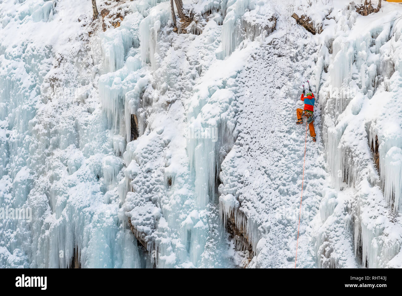David Hanks scalata di un percorso in Ouray Ice Park in Colorado. Foto Stock