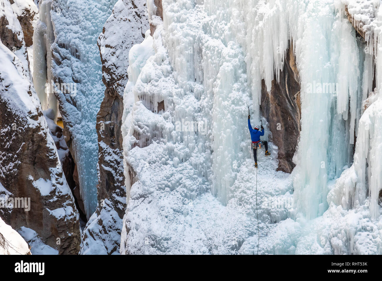 Ice Climber Kelly Cordes su un percorso in Ouray, Colorado Foto Stock