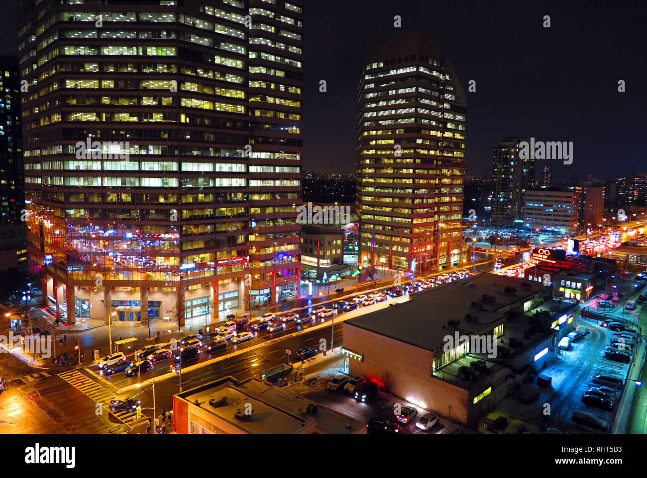 Il traffico di notte a Toronto Foto Stock