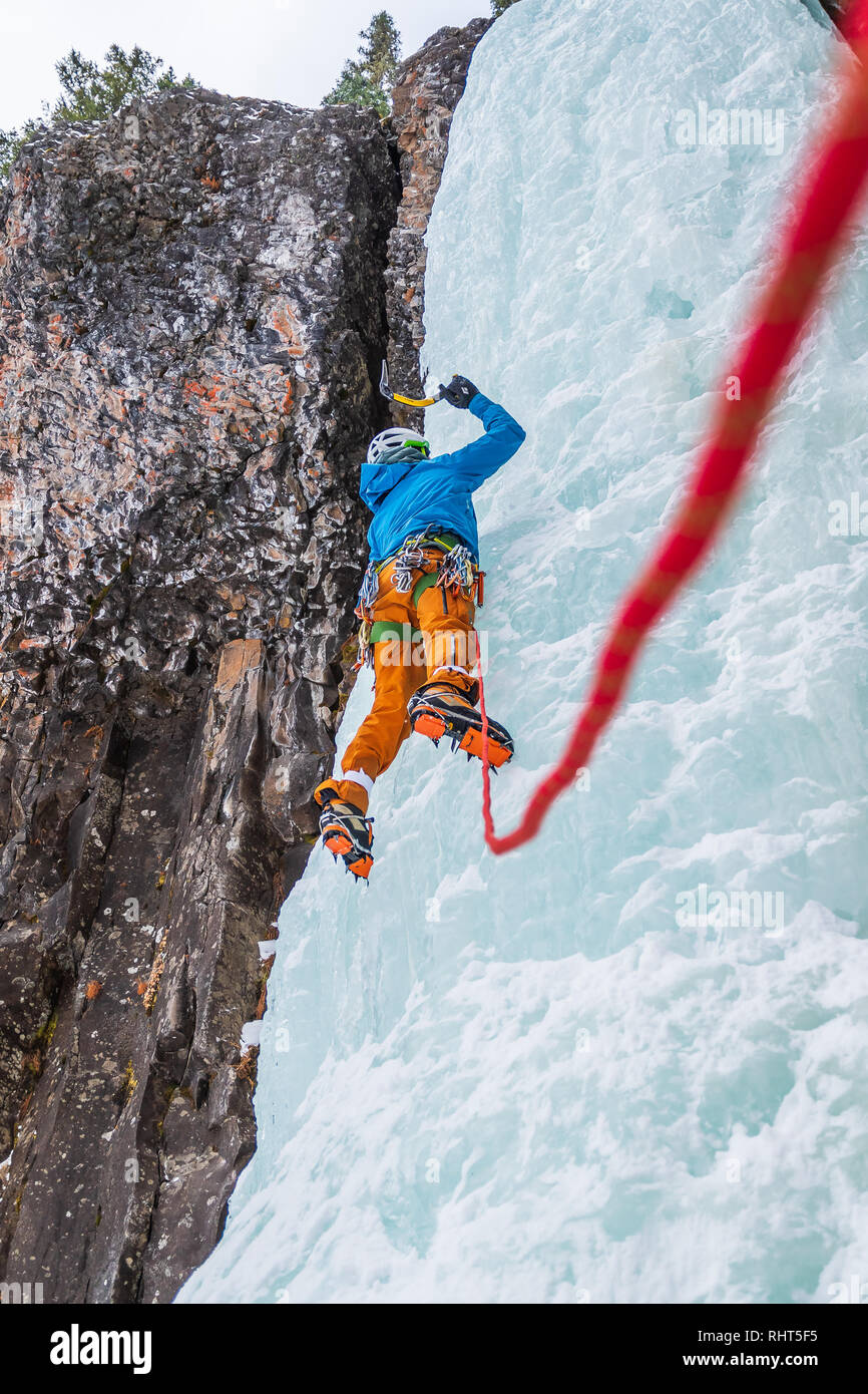 David matasse leader del vano ascensore in Hyalite Canyon vicino a Bozeman MT Foto Stock