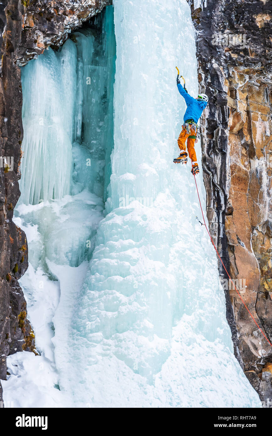 David matasse leader del vano ascensore in Hyalite Canyon vicino a Bozeman MT Foto Stock