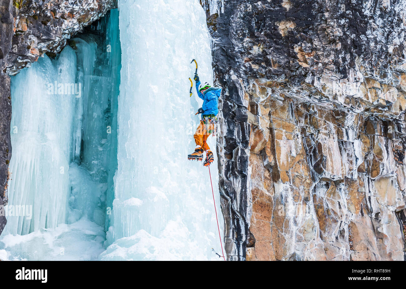 David matasse leader del vano ascensore in Hyalite Canyon vicino a Bozeman MT Foto Stock