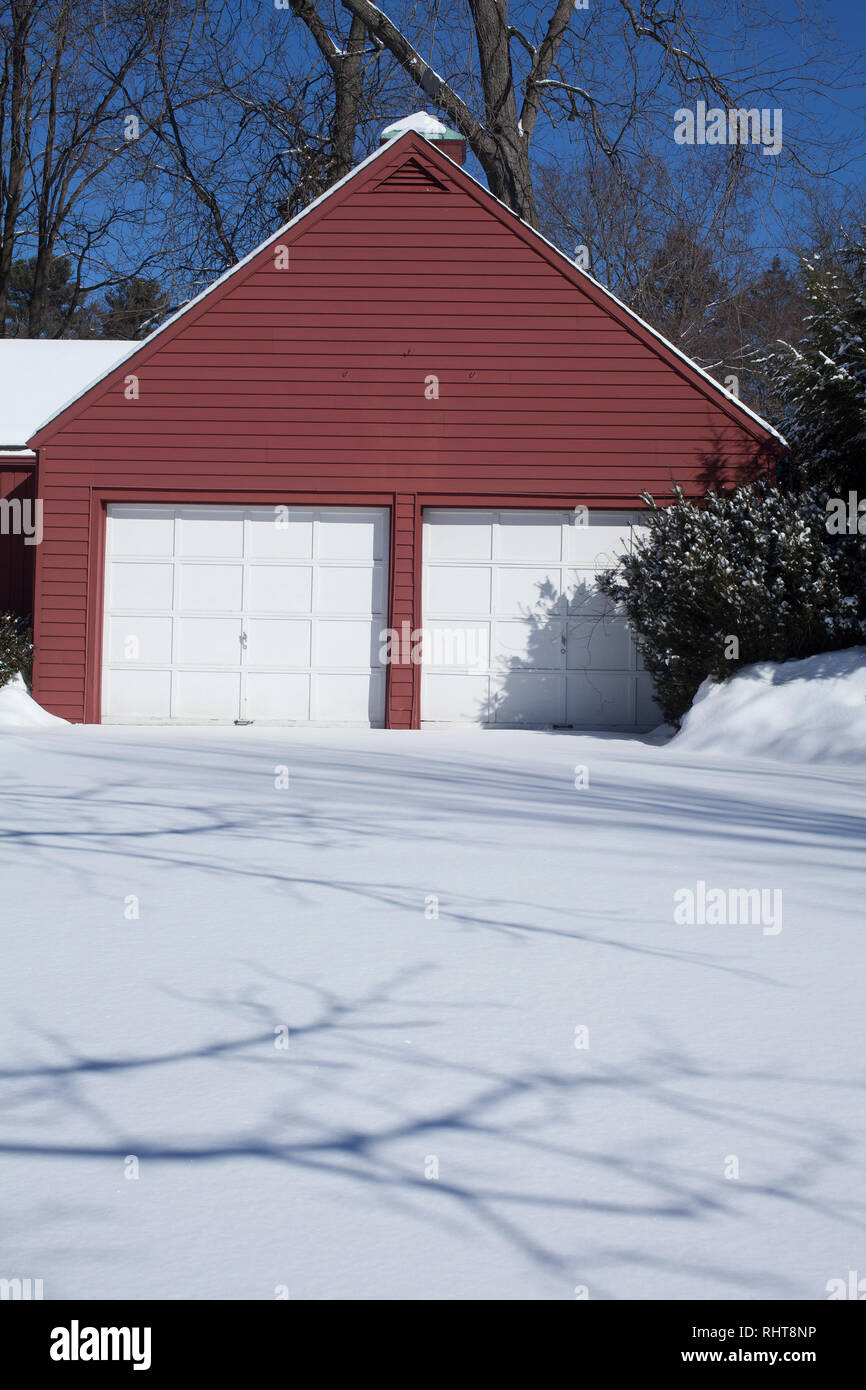 Nevicato in garage dopo una tempesta di neve. Foto Stock