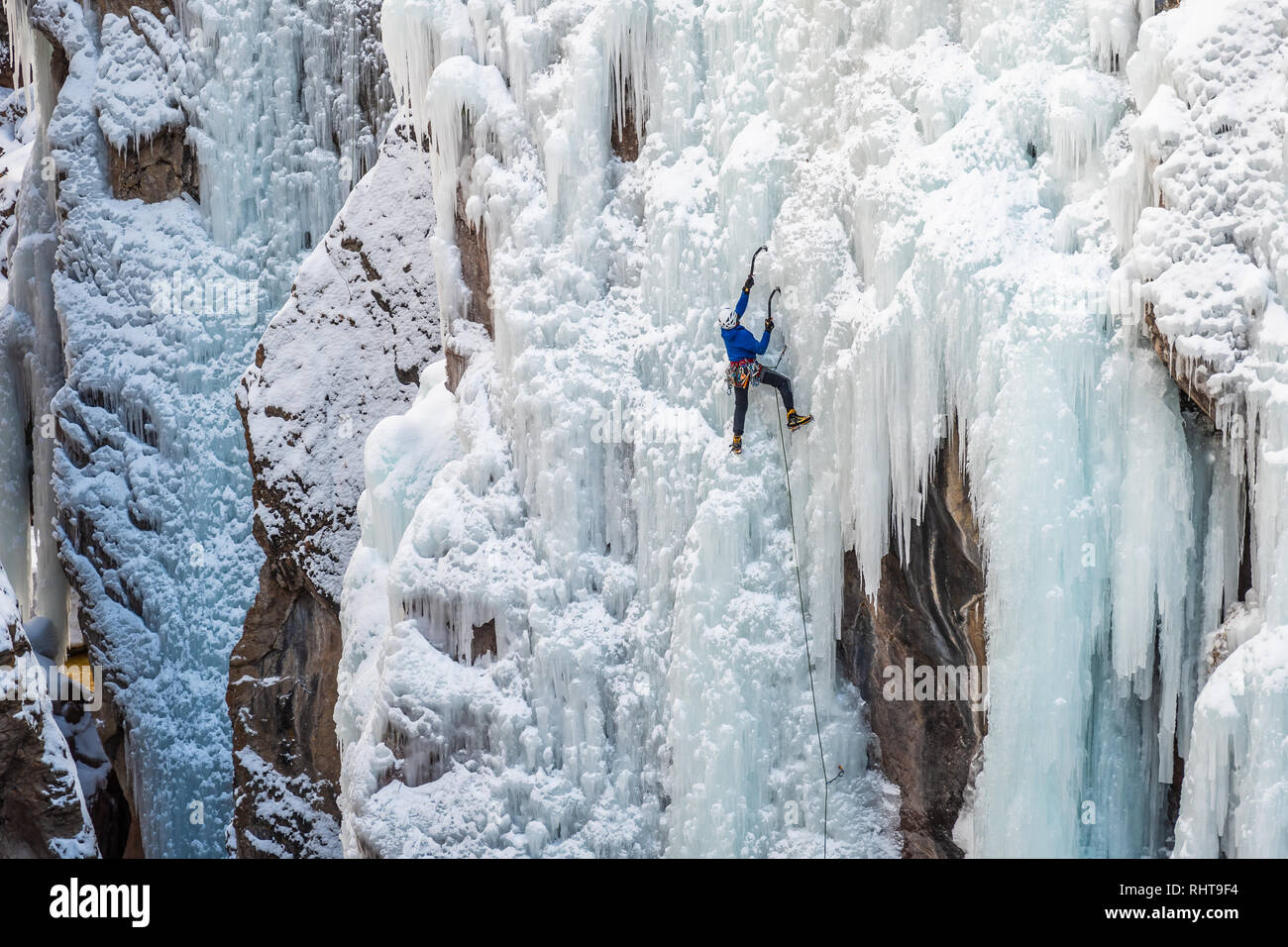 Ice Climber Kelly Cordes su un percorso in Ouray, Colorado Foto Stock