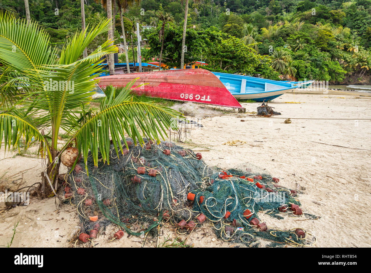 Rete da pesca e barche sulla spiaggia al Maracas Bay, isola di Trinidad, Trinidad e Tobago. Foto Stock