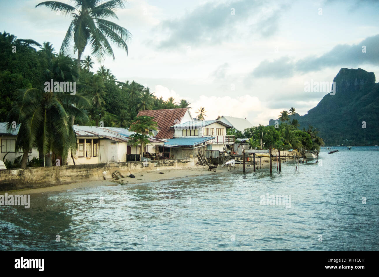 Di palme e spiagge bianche al Pearl Beach Resort in Bora Bora Foto Stock