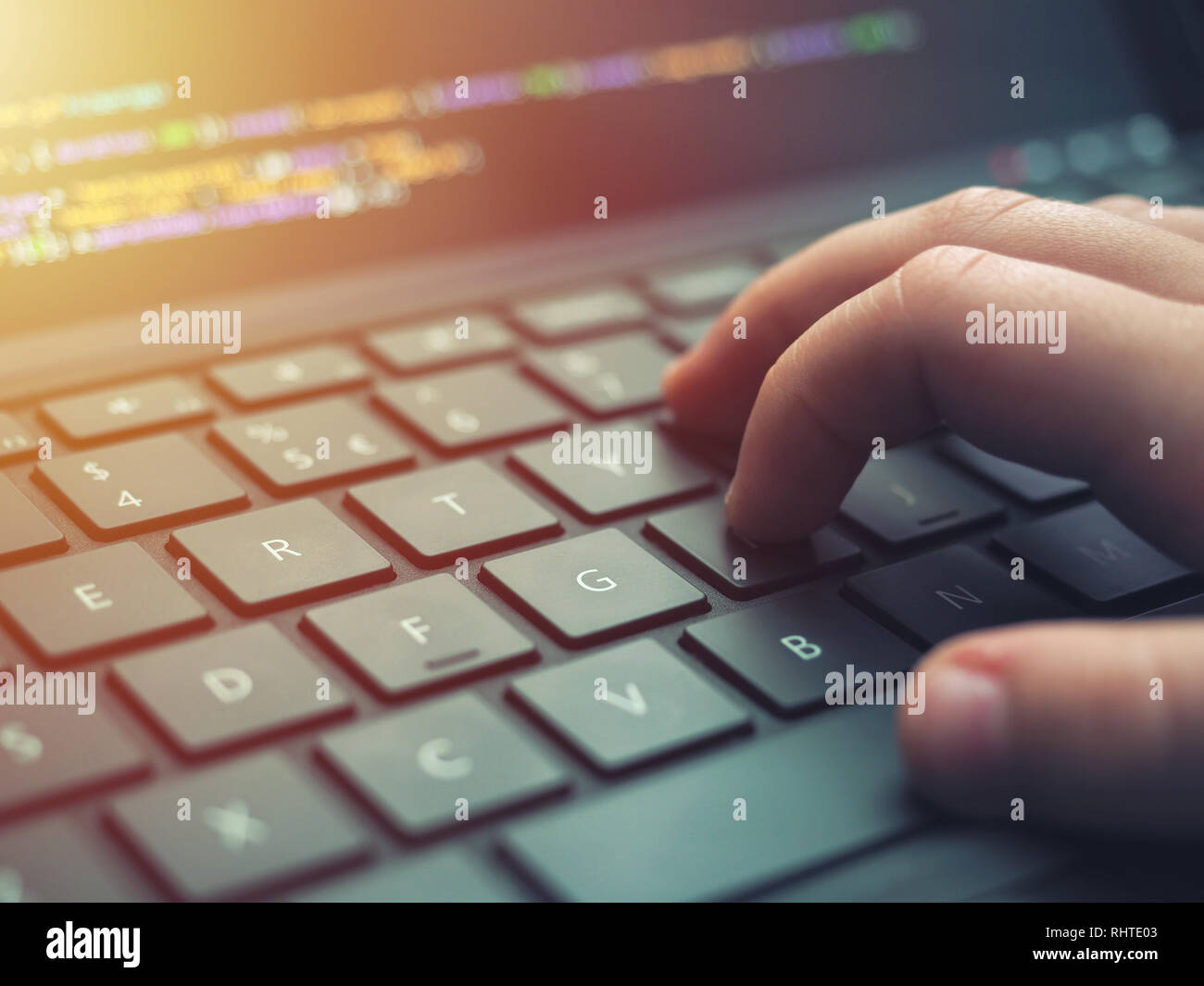 Programmatore Closeup codifica su schermo. Le mani la codifica HTML e programmazione su schermo portatile, sviluppo web developer Foto Stock