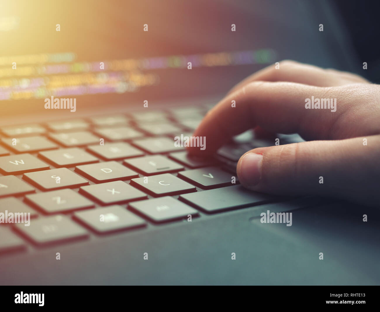 Programmatore Closeup codifica su schermo. Le mani la codifica HTML e programmazione su schermo portatile, sviluppo web developer Foto Stock