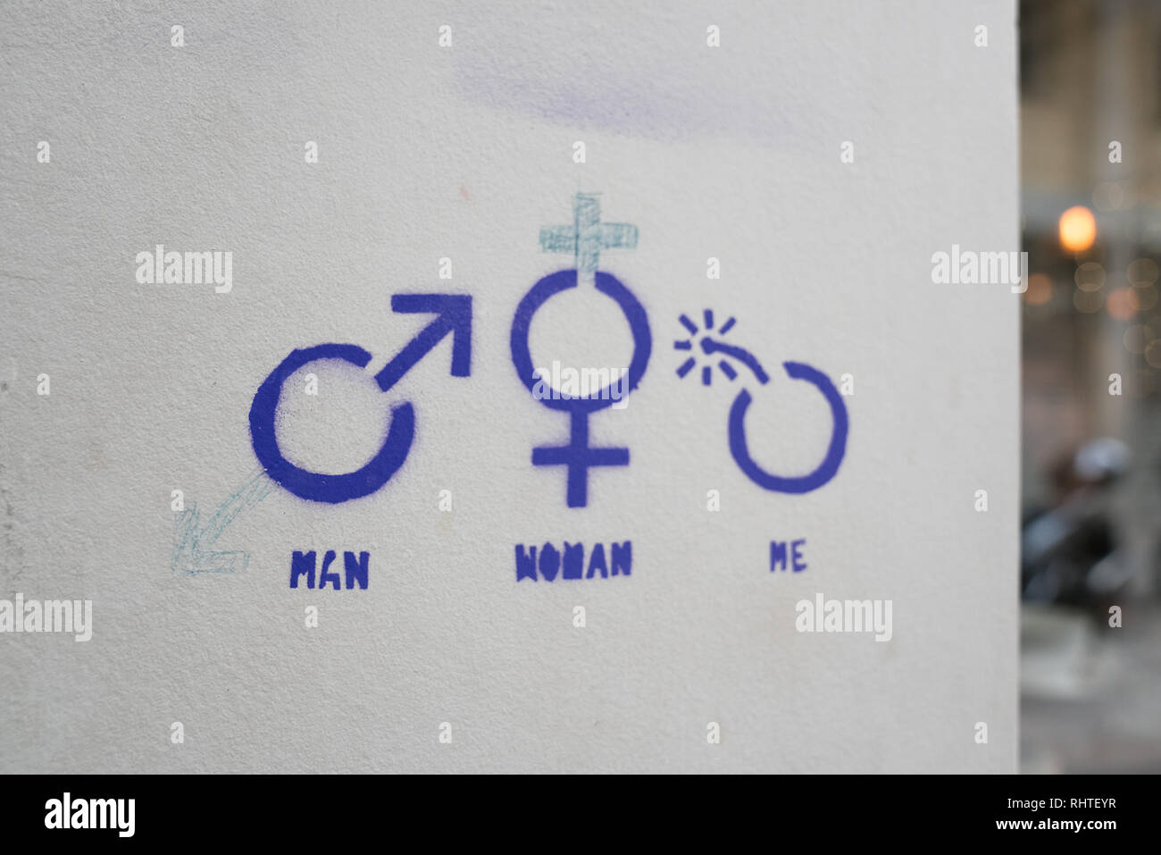 Stencil ad Atene il maschio e la femmina di segni o simboli con una bomba simbolo con le parole di me scritto al di sotto Foto Stock