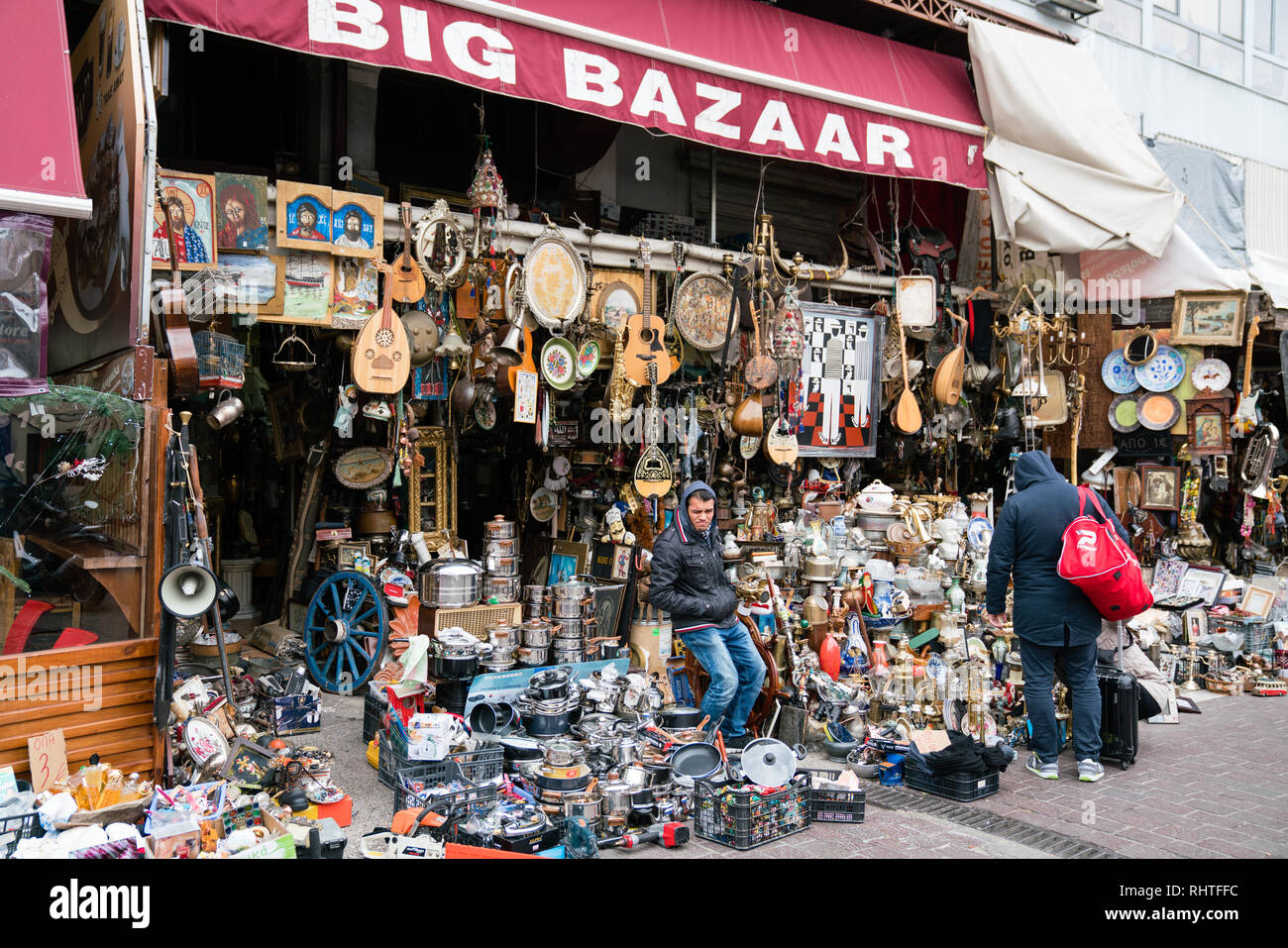 Grande Bazar in Atene venduto milioni di copie di seconda mano elementi, nick knacks e curiosità, compresi strumenti, articoli per la cucina, piastre e componenti elettronici. Foto Stock
