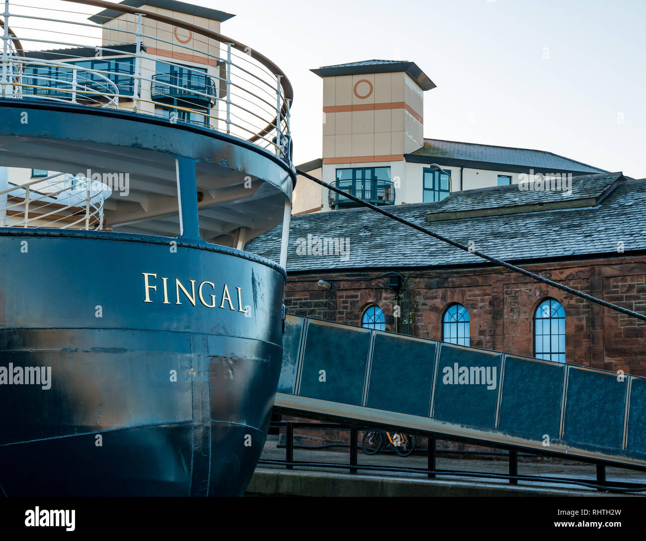 MV Fingal, Royal Yacht Britannia luxury hotel galleggiante, in inverno con passerella Leith, Edimburgo, Scozia, Regno Unito Foto Stock