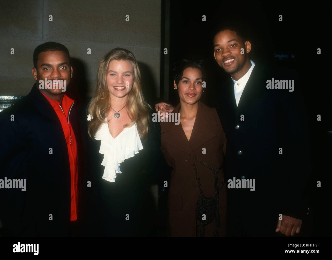 LOS ANGELES, CA - 8 dicembre: (L-R) attore Alfonso Ribeiro, modello Gabrielle Tuite, Sheree Smith e attore Will Smith frequentare il "sei gradi di separazione" Los Angeles Premiere su dicembre 8, 1993 presso il Los Angeles County Museum of Art (LACMA) di Los Angeles, California. Foto di Barry re/Alamy Stock Photo Foto Stock