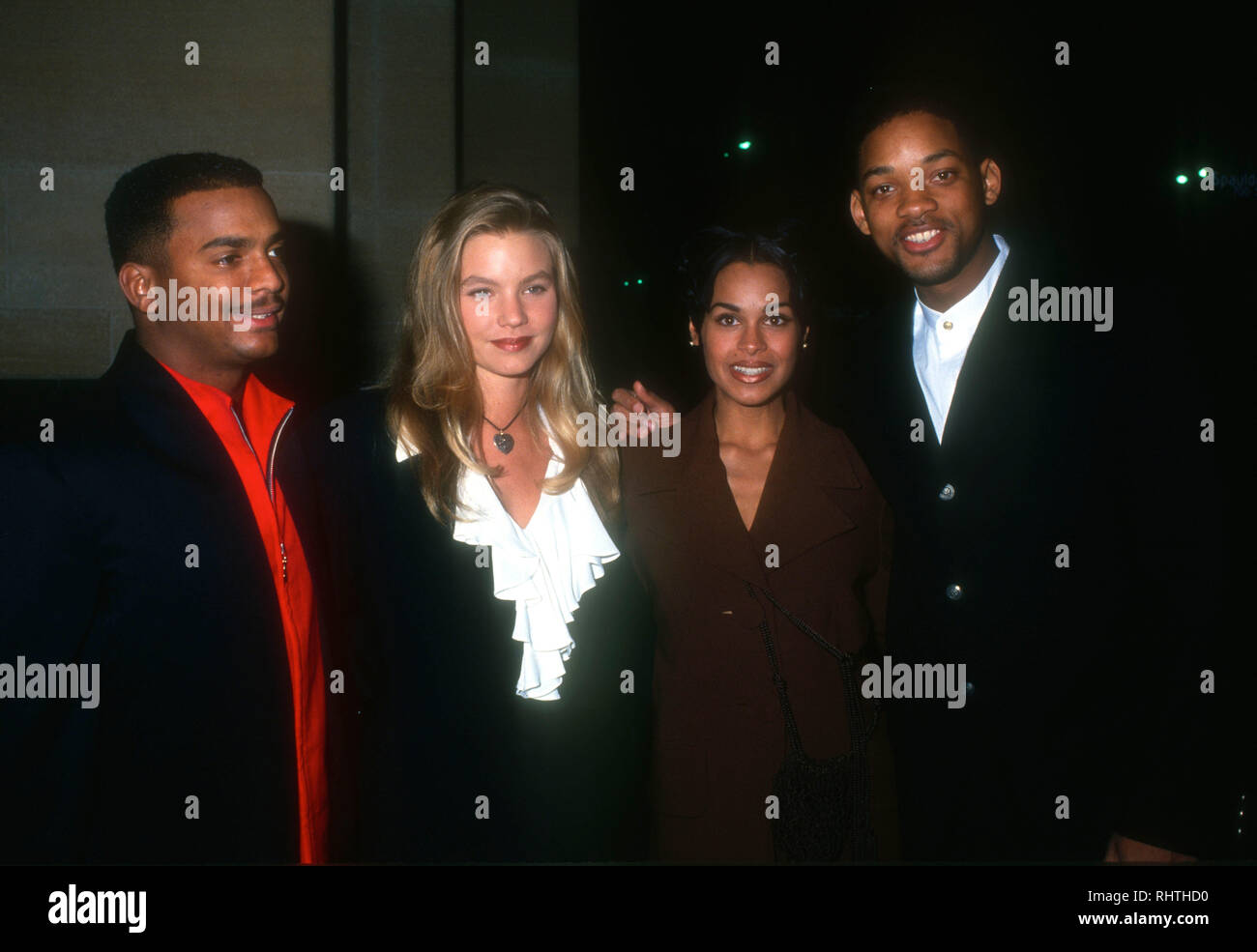 LOS ANGELES, CA - 8 dicembre: (L-R) attore Alfonso Ribeiro, modello Gabrielle Tuite, Sheree Smith e attore Will Smith frequentare il "sei gradi di separazione" Los Angeles Premiere su dicembre 8, 1993 presso il Los Angeles County Museum of Art (LACMA) di Los Angeles, California. Foto di Barry re/Alamy Stock Photo Foto Stock