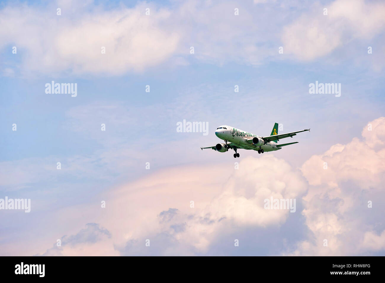 HONG KONG - Giugno 04, 2015: Spring Airlines aerei di atterraggio all'aeroporto di Hong Kong. La molla delle compagnie aeree è un vettore a basso costo con sede in H Foto Stock HONG KONG - Giugno 04, 2015: Spring Airlines aerei di atterraggio all'aeroporto di Hong Kong. La molla delle compagnie aeree è un vettore a basso costo con sede in H Foto Stock