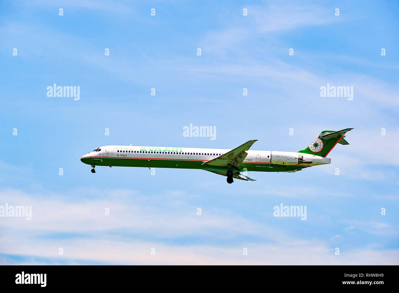 HONG KONG - Giugno 04, 2015: MD-90 atterraggio all'aeroporto di Hong Kong. Il McDonnell Douglas MD-90 è una twin-motore, a breve-medio raggio, a corridoio unico comm Foto Stock