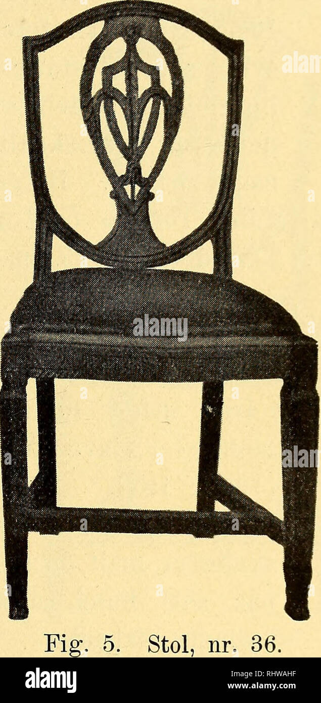 . Musei Bergens aarbok. 1911] Oversigt over den kulturhistoriske samlings tilvekst ho 1910. 9 35. Â 36. 37. 38. 39. 40. 41,42. BÀ'ileformete Ã'rer. Lokket er svÃ¦rt, noget hvÃ¦lvet med hÃ'i rand; paa midten hank. Midt gjennem hanken og lokket er en sylindrisk tubo, som oversiden paa lukkes av et litet hvÃ¦l- vet skilt, der kan skyves tilside. Lokkets tvermaal 39 cm.; panden litt mindre. 24 cm. hÃ'i. (1910: 122). Farvelagt tuschtegning av Wenskab âBriggen", Cap. Herman Friele 1796. Brun ramme. 36 x 30,5. (1910: 126). Stol av chiedere og bjerk, med skjoldformet ryg, Hippelwhites stil. Ryggens Foto Stock