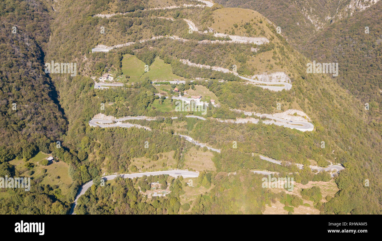 Drone vista aerea della strada di montagna in Italia dal villaggio di Nembro a Selvino. Incredibile vista aerea della montagna si piega creando splendide sh Foto Stock