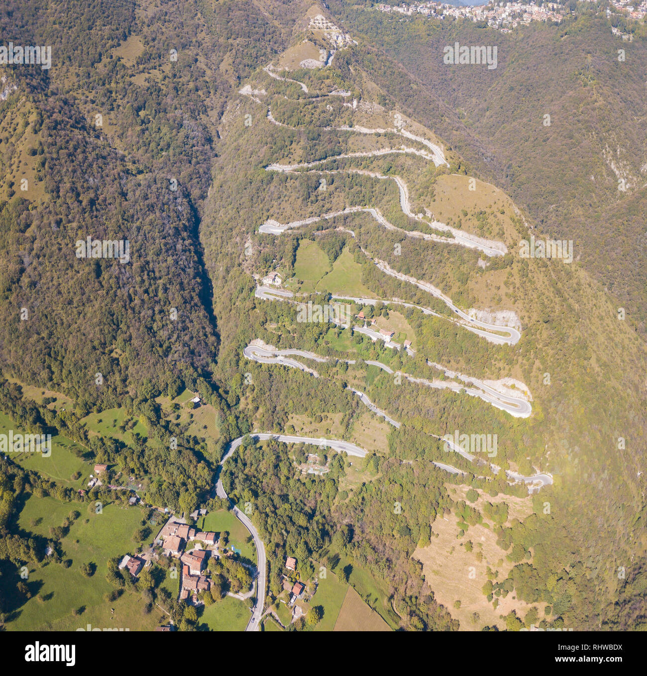 Drone vista aerea della strada di montagna in Italia. Si piega creando splendide forme Foto Stock