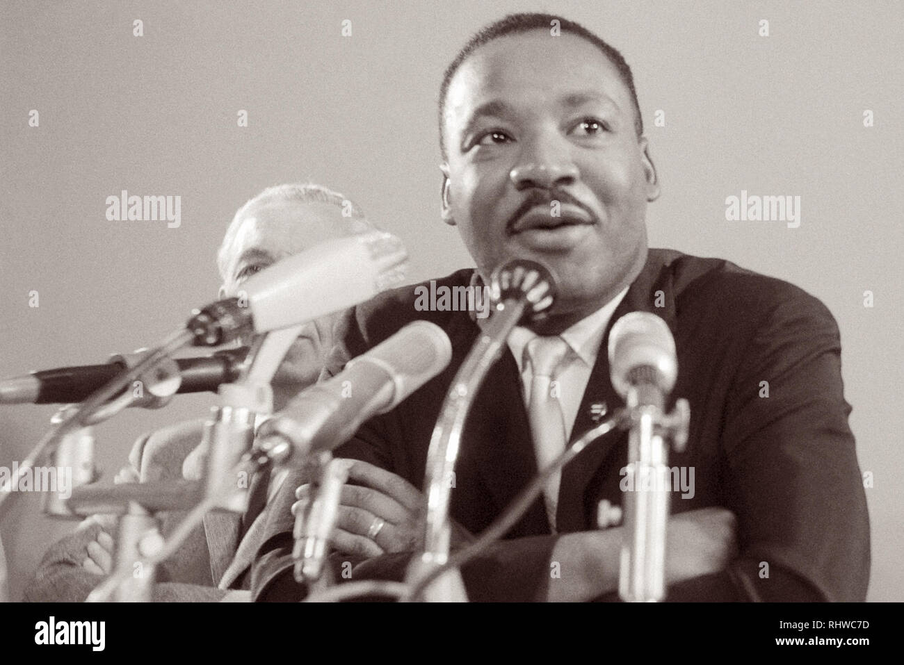 Martin Luther King Jr. parlando durante una conferenza stampa presso l'aeroporto di Schiphol ad Amsterdam, in Olanda il 15 agosto 1964. Foto Stock