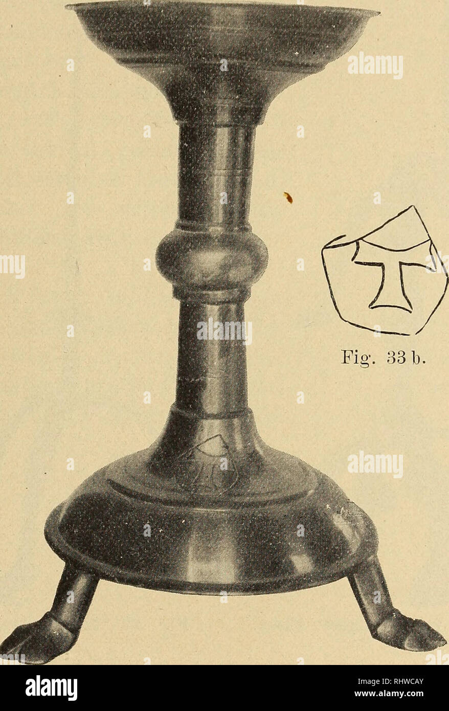 . Musei Bergens aarbog. La scienza. 1909] aus der mittelalterlichen Sammlung des musei a Bergen. 35 der Mitte des schalenformigen, Am Rande ausgehackten Lichttellers ragt ein eiserner Stachel empor. Die beiden Leuchter sind ganz bei dem Reussens elementi d'Archéologie chrétienne II, S. 418 ab- gebildeten, dem 15dieci Jahrhunderte angehorenden Leuchter, åhnlich. Die gesamte Hohe betragt 38 cm., die des Fuszes davon 14 cm., diejenige des Lichttellers 13.5 cm.. Fig. 33. San Jørgens ospedale. Bergen. Bronzo. Museo das hat aus der reich bemalten. in der ausseren Insel- reihe sudlich von Bergen bel Foto Stock