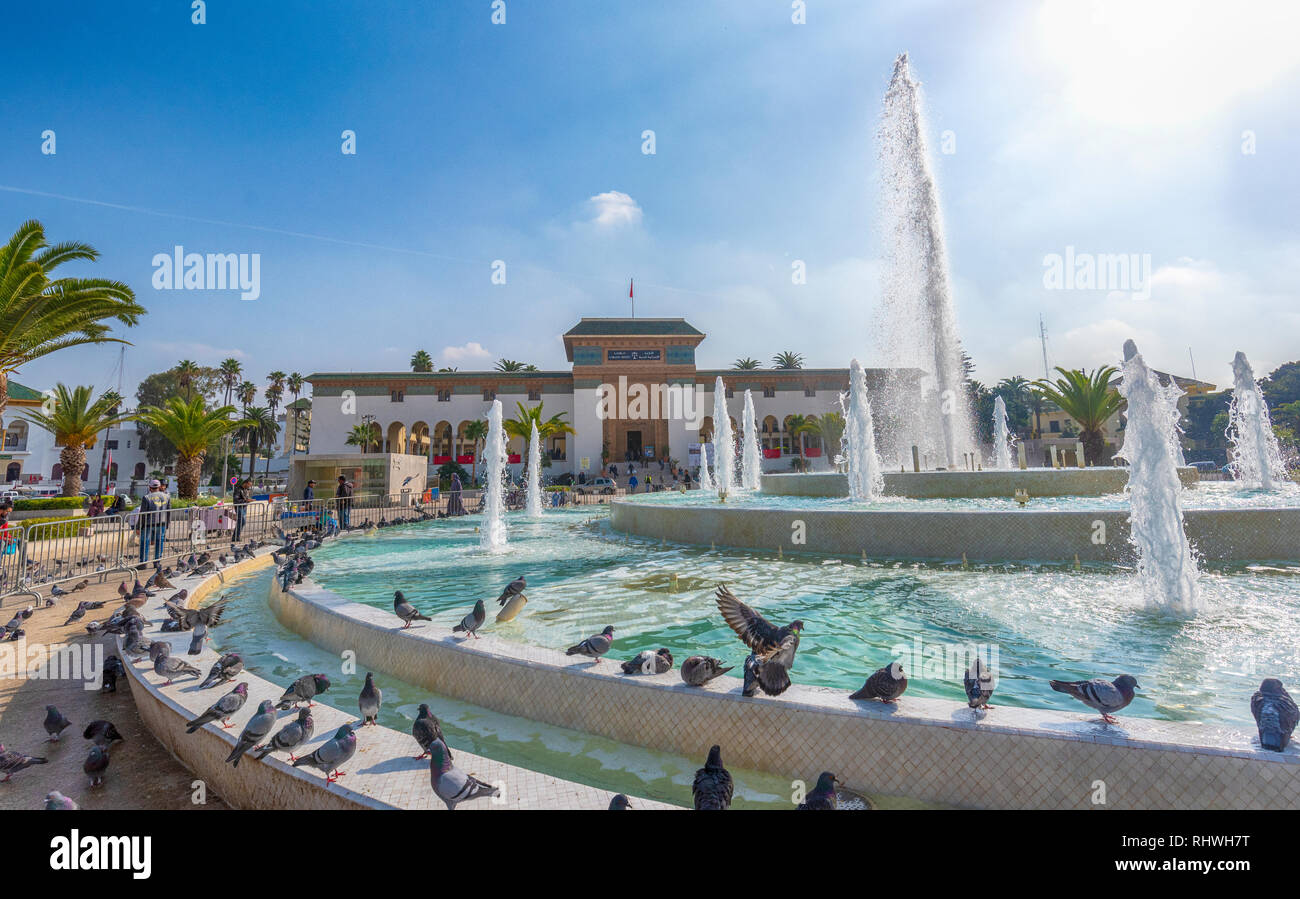 Casablanca, Marocco. Panorama della fontana in Piazza Mohammed V e Palazzo di Giustizia (Palais de Justice) in una giornata di sole. Vista panoramica. Foto Stock