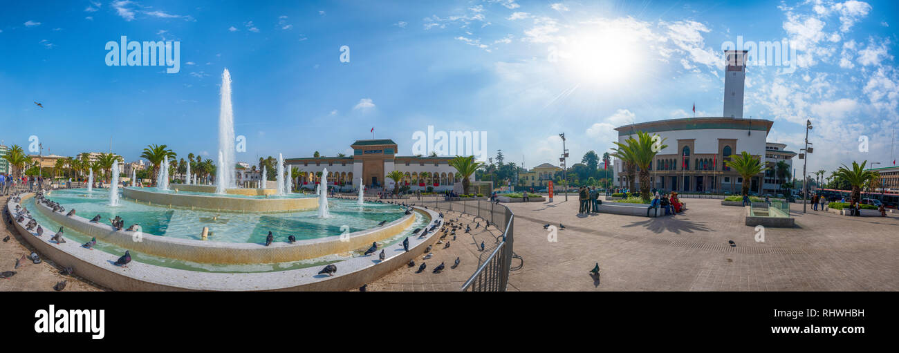 Casablanca, Marocco. Panorama della fontana in Piazza Mohammed V e Palazzo di Giustizia (Palais de Justice) in una giornata di sole. Vista panoramica. Foto Stock