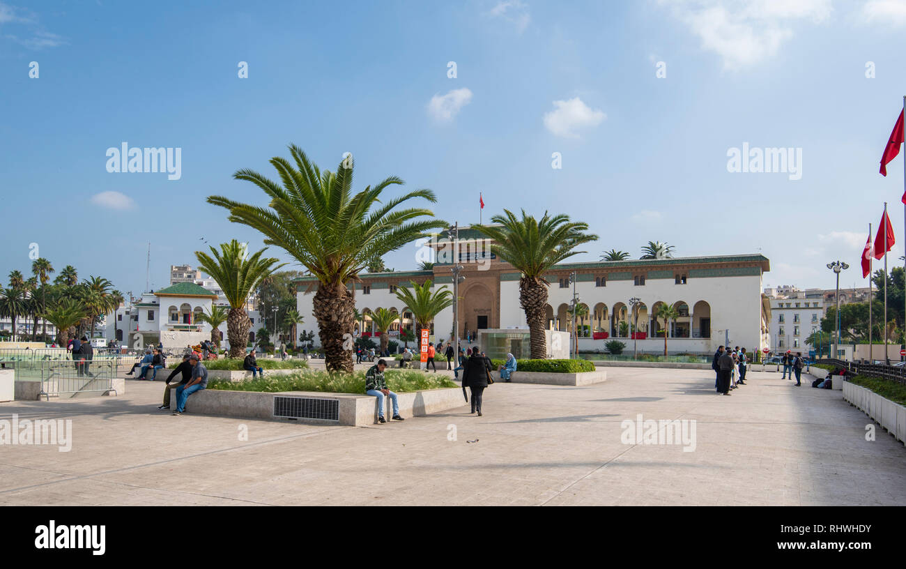 Casablanca, Marocco. Piazza Mohammed V e Palazzo di Giustizia (Palais de Justice) in una giornata di sole Foto Stock