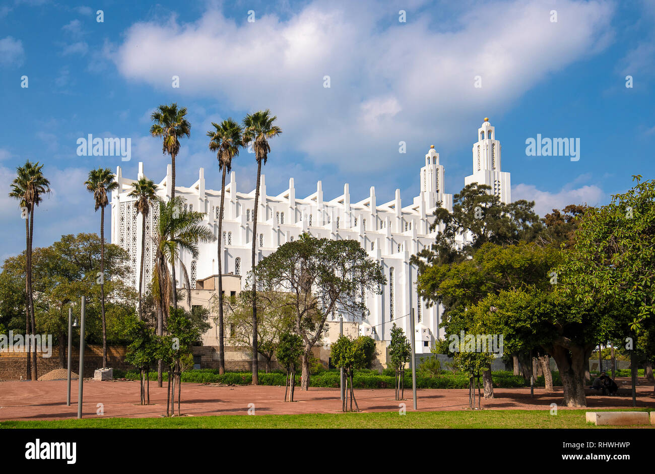 La ex chiesa Cattolica del Sacro Cuore di Gesù a Casablanca, in Marocco, costruito nel 1930. La bianca cattedrale ha cessato la sua funzione religiosa Foto Stock