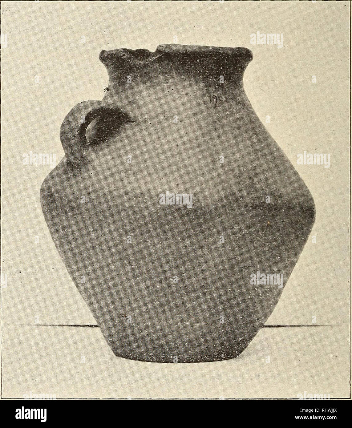 . Musei Bergens aarbog. La scienza. 38 H. Schetelig. [N. 3 57. AEldre jernalders gravfund fra Haugesund, Stavanger amt. Krukke braendt af ler, af sandblandet lermasse og med svagt glattet, uomini ikke farvet overflade. Formen er dobbelt konisk, idet siderne fra den temmelig skarpe bug, som sidder omtrent midt paa karrets høide, løber kegleformet sammen mod mundingen og bunden. Randen er noget udbrettet; sotto halsen sidder et øre. Ho Svarer hovedsagen nogenlunde til Muller, jernalderen, fig. 145, uomini betydelig slankere og uden ornamenter.. Fig. 11. Høiden er 18 cm., største tvermaal 16 cm., oltre Foto Stock
