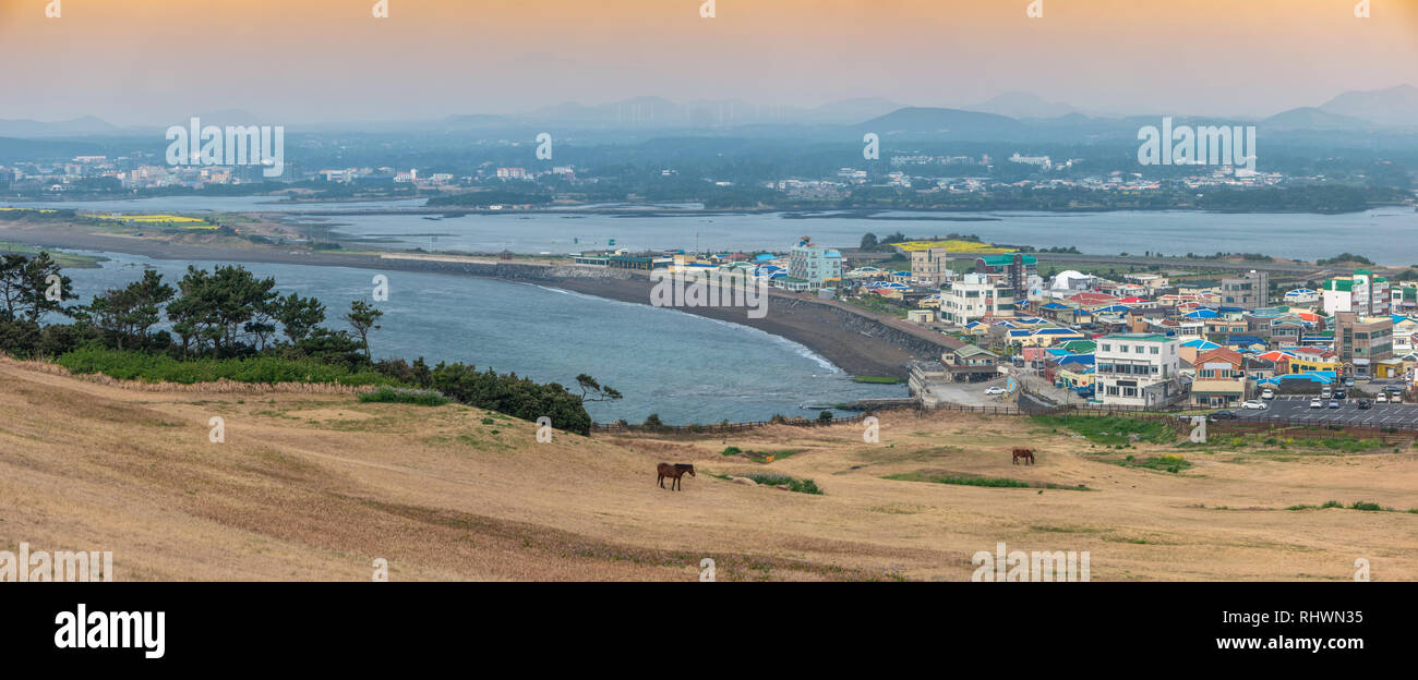Jeju Island Corea del Sud, Panorama dello skyline della città di Seogwipo city view da Seongsan Ilchulbong Foto Stock