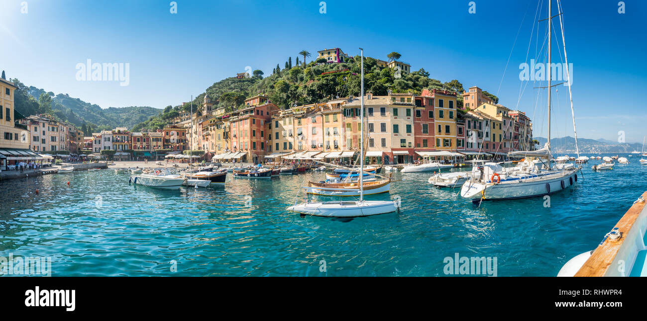 Portofino è un è un villaggio di pescatori e di villeggiatura famosa per il suo porto pittoresco e storico associazione con celebrità e artis Foto Stock