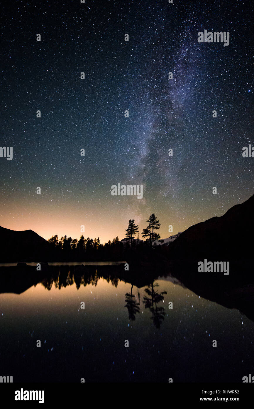 Via lattea oltre il Lago di Saoseo a Poschiavo, Svizzera Foto Stock