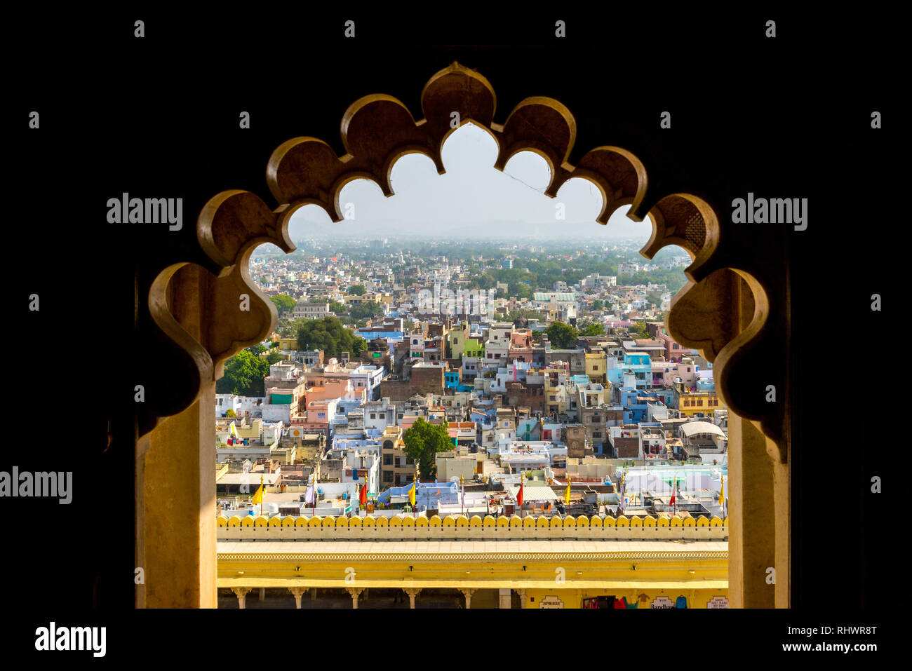 Una finestra del Palazzo di città con vista della città di Udaipur, Rajasthan Foto Stock