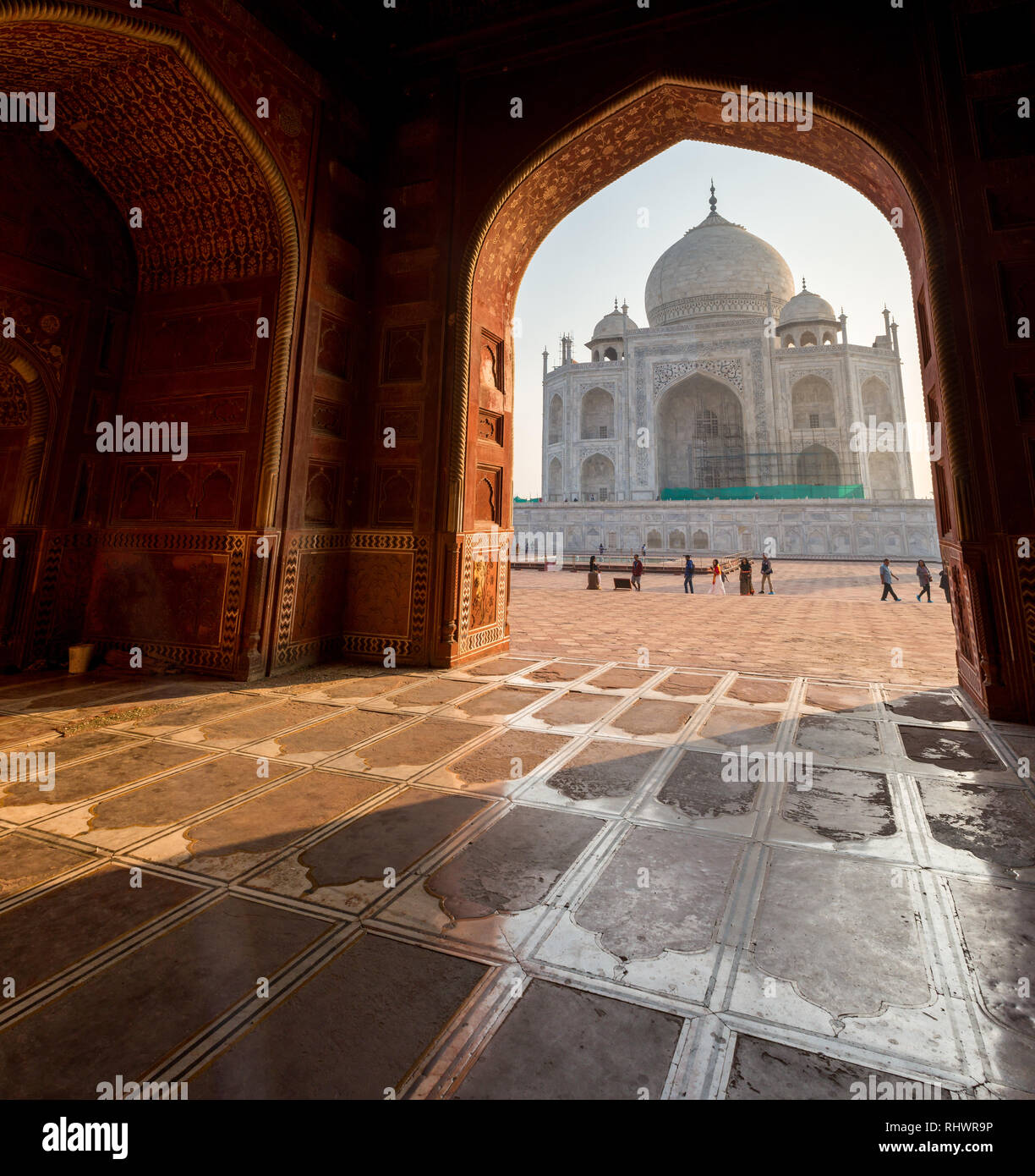 Taj Mahal visto dal divieto di uae moschea di Agra, Uttar Pradesh Foto Stock