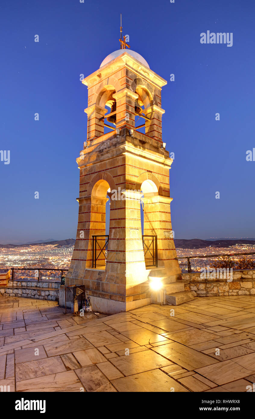 La Grecia, Atene, il Monte Lycabettus, il campanile della chiesa Foto Stock