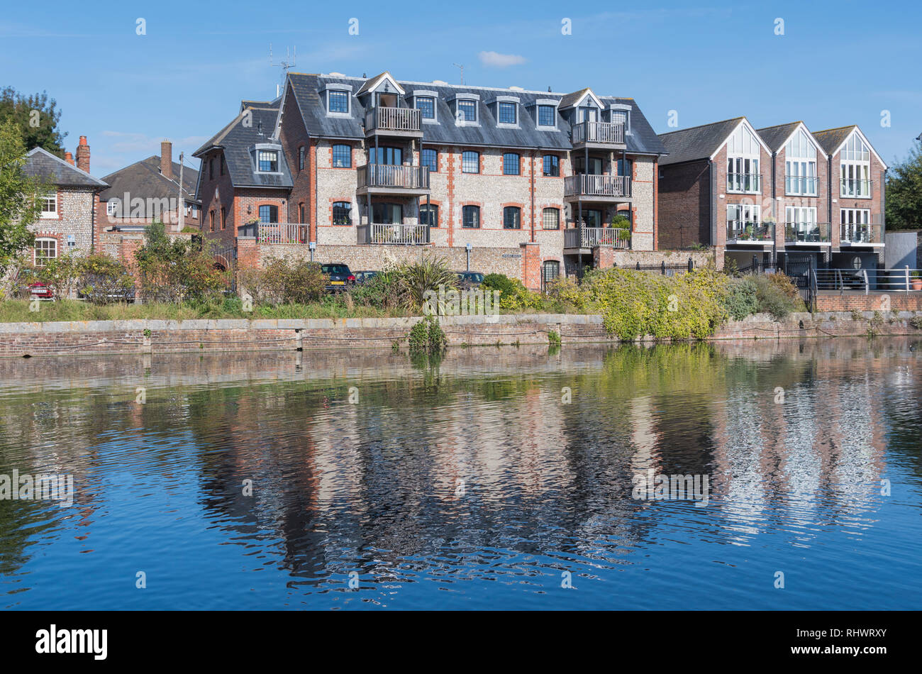 Wharf House attico di lusso Appartamento blocco mediante il canale di Chichester, con riflessi nell'acqua a Chichester, West Sussex, in Inghilterra, Regno Unito. Foto Stock