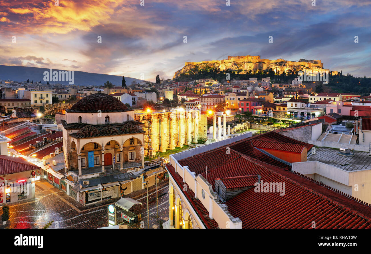 Vista panoramica sopra la città vecchia di Atene e il tempio del Partenone dell'Acropoli durante il sunrise Foto Stock