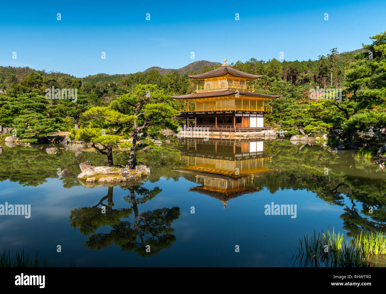 Kinkaku-ji è uno Zen tempio buddista a Kyoto, in Giappone. Si tratta di uno dei più famosi edifici in Giappone, attirare un gran numero di visitatori ogni anno Foto Stock