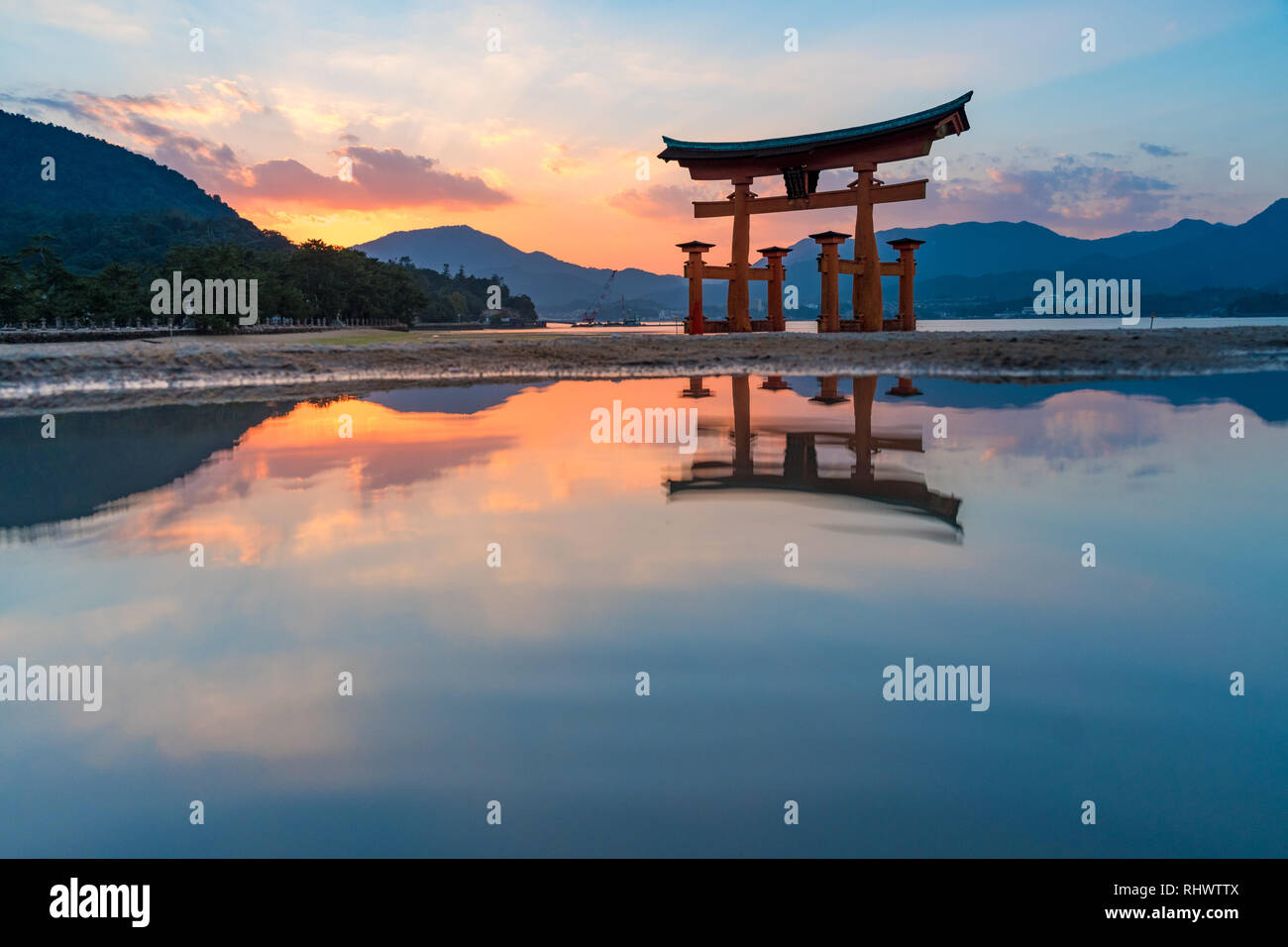 Torii di Sacrario di Itsukushima al tramonto Foto Stock