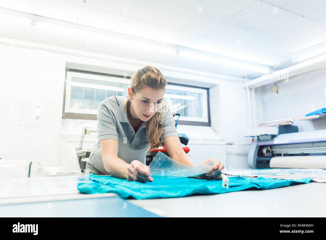 Donna gregge la stampa di una T-shirt come elemento promozionale Foto Stock