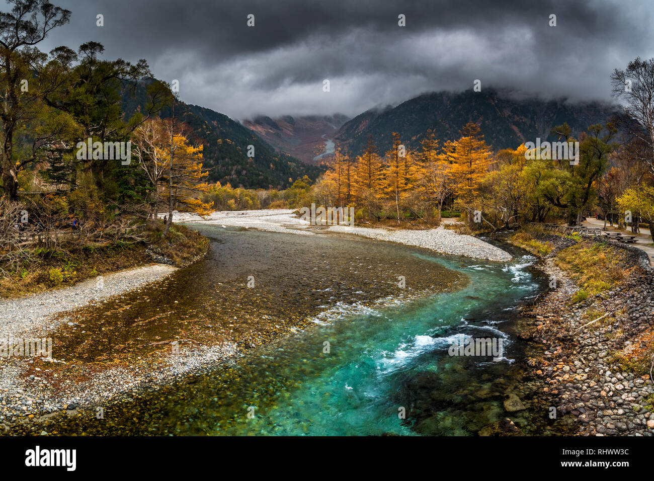 Cucito panorama da Azusa fiume nella valle di Kamikochi nelle Alpi giapponesi durante l'Autunno Foto Stock