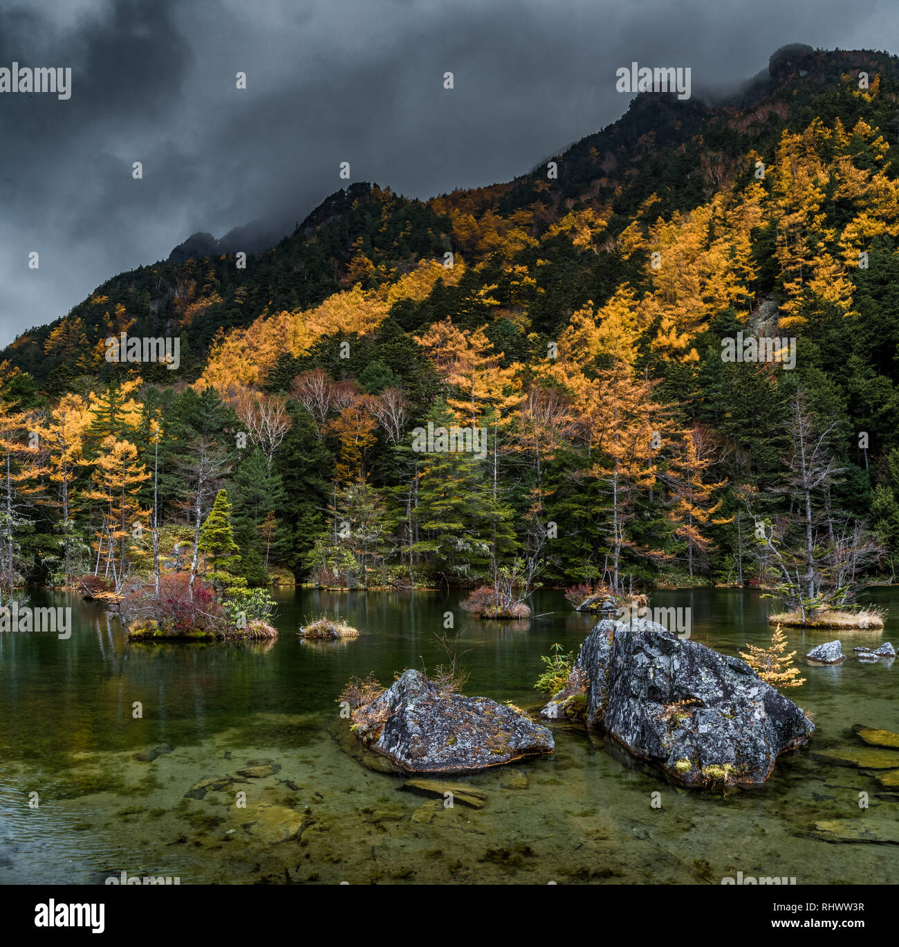 Myojin stagno in Kamikochi in autunno, Alpi Giapponesi di Chubu Sangaku National Park Foto Stock