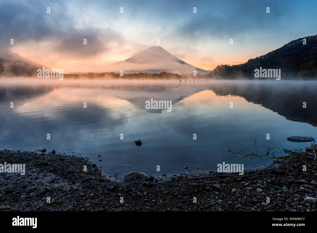 Il lago di Shōji con il Monte Fuji nella nebbia di mattina Foto Stock