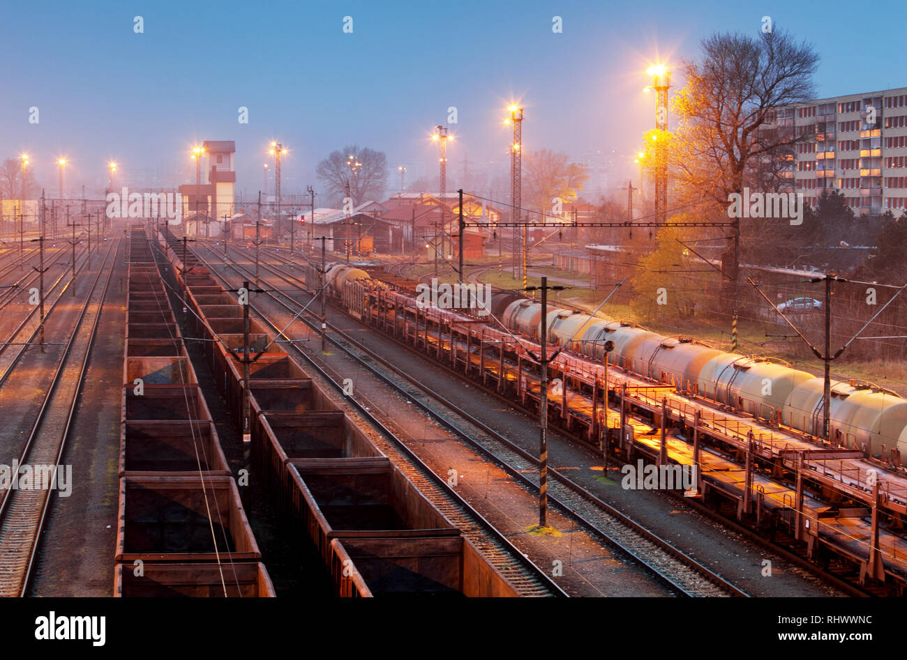 Cargo freigt treno stazione ferroviaria al crepuscolo Foto Stock