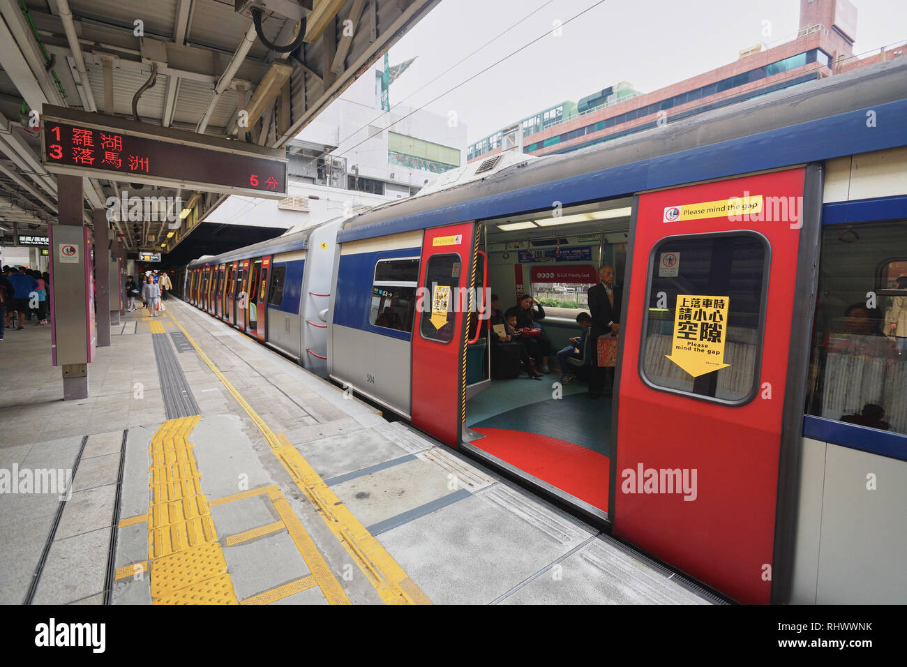 HONG KONG - Dicembre 26, 2015: Mass Transit Railway Station. MTR è il transito rapido sistema ferroviario in Hong Kong. Si tratta di uno dei più profitabl Foto Stock