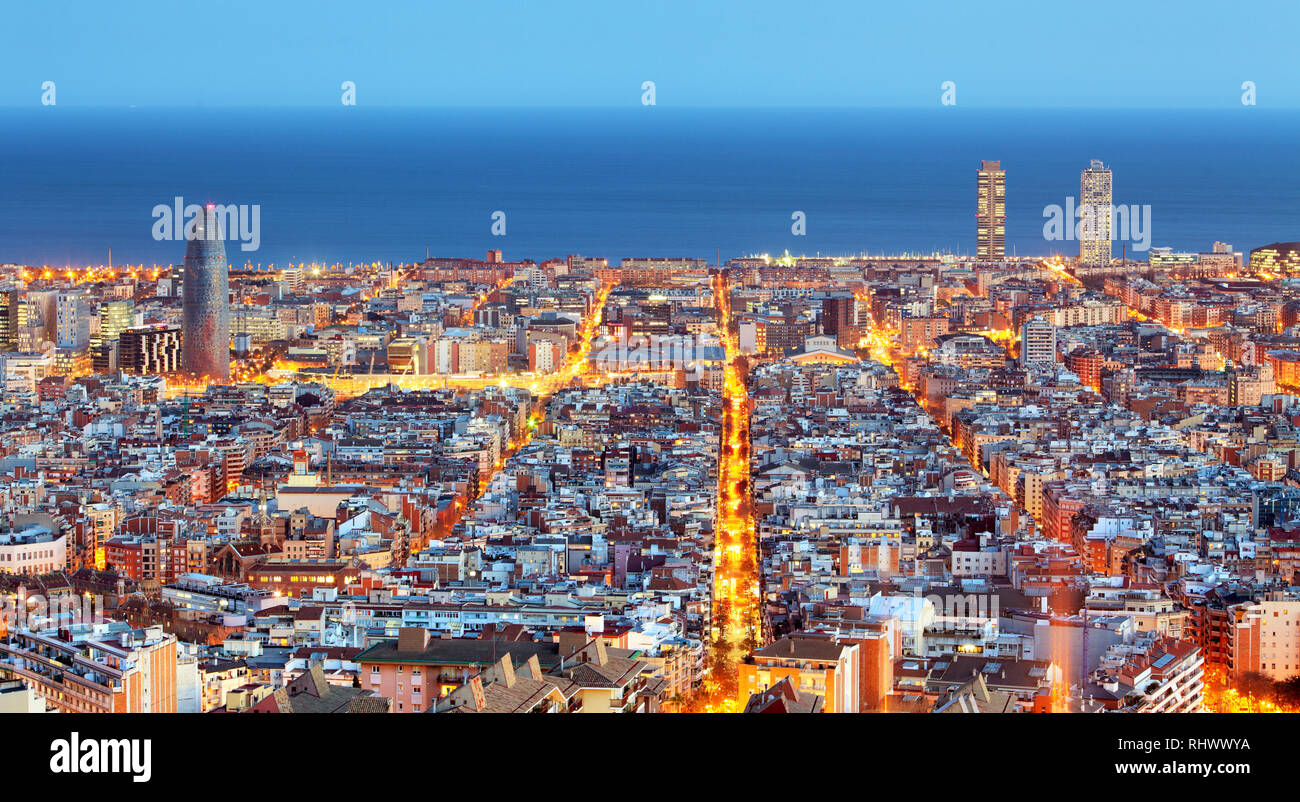 Lo skyline di Barcellona, vista aerea di notte, Spagna Foto Stock