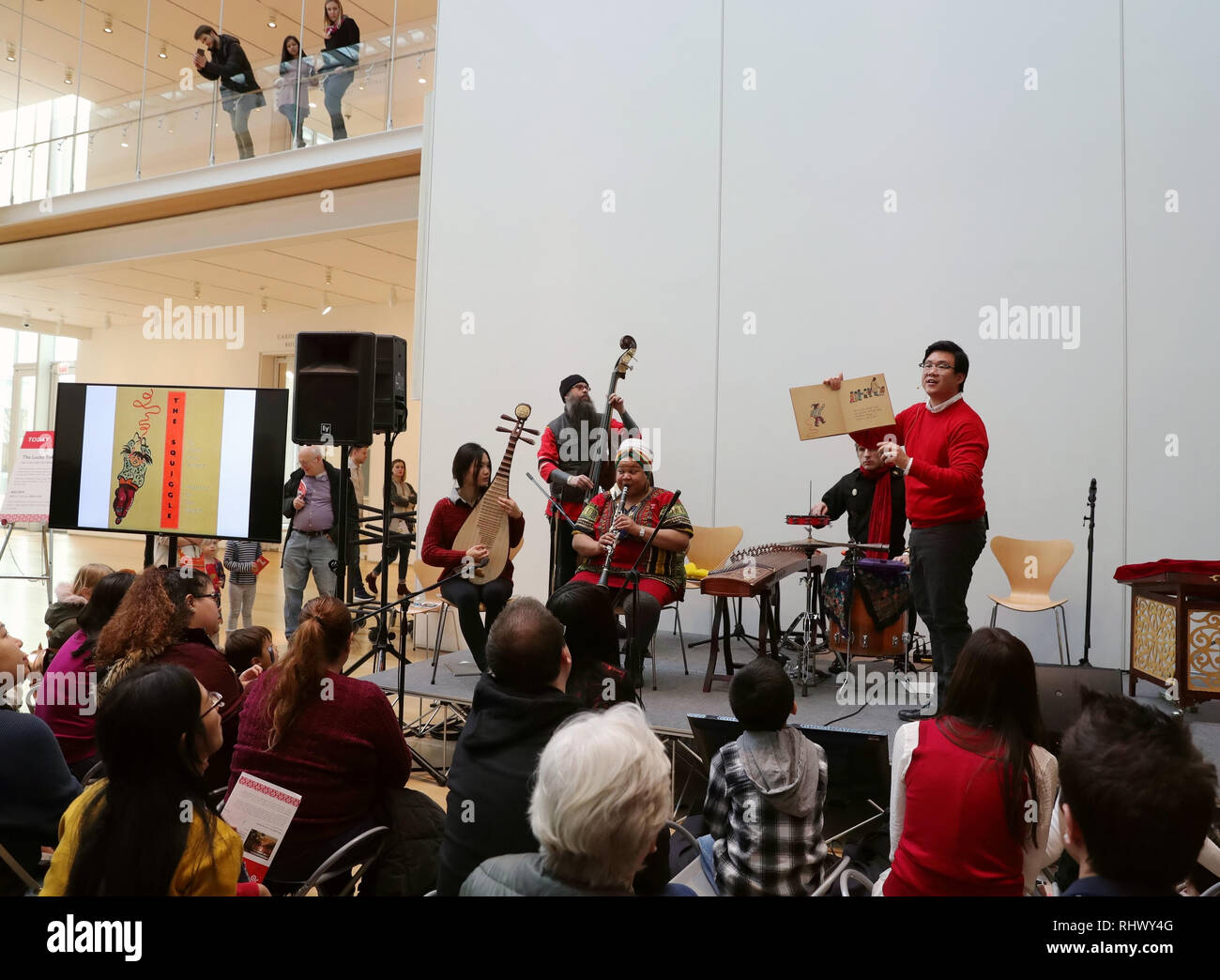 (190204) -- CHICAGO, Febbraio 4, 2019 (Xinhua) -- Rammel Chan (1R, posteriore) racconta storie di stirpe e Capodanno Cinese con prestazioni di artisti "Lucky Trike' la riproduzione della musica di accompagnamento presso l'Art Institute of Chicago, Unied membri, nel febbraio 2, 2019. L'Art Institute of Chicago (AIC) ha iniziato la celebrazione di questo fine settimana con molteplici eventi per contrassegnare il prossimo cinese tradizionale nuovo anno lunare. (Xinhua/Wang Ping) Foto Stock
