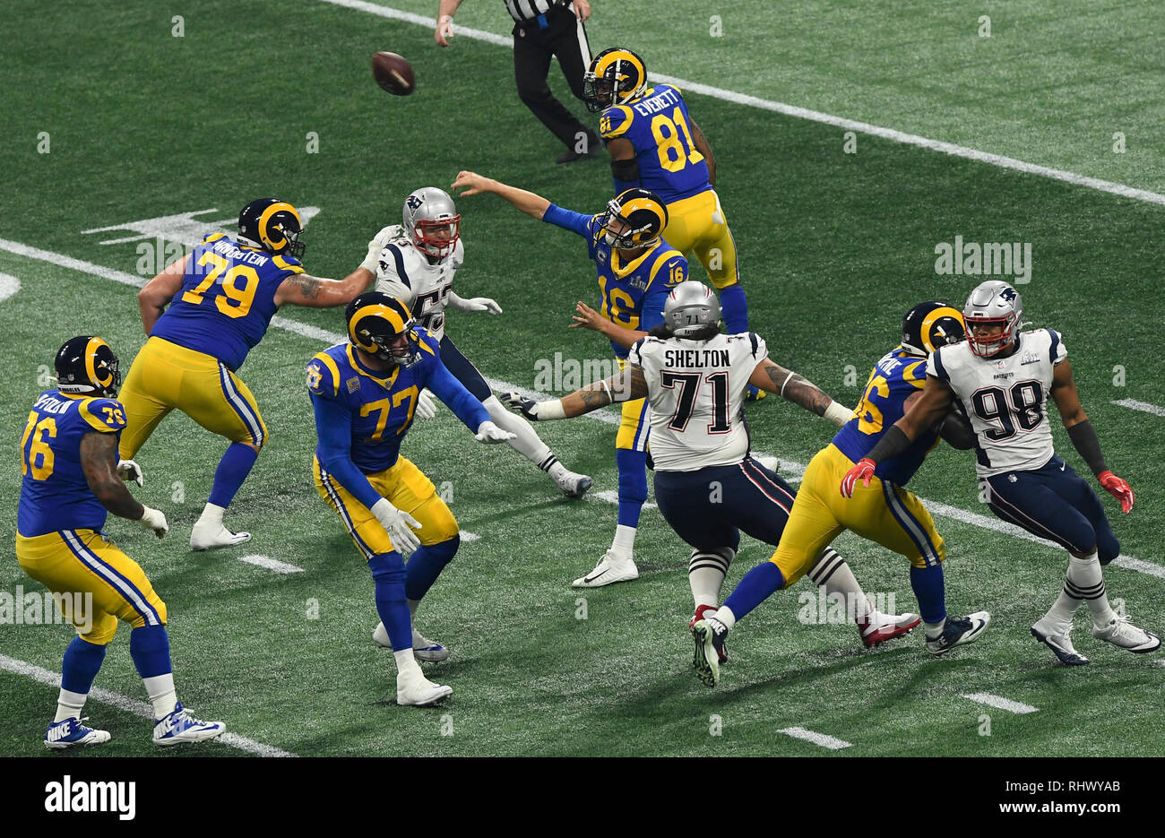 Atlanta. 3 febbraio, 2019. Los Angeles Rams' Jared Goff (5 L) Hands off la sfera durante la NFL Super Bowl LIII partita di calcio tra New England Patriots e Los Angeles Rams in Atlanta, negli Stati Uniti, febbraio 3, 2014. New England Patriots ha vinto 13-3. Credito: Xinhua/Alamy Live News Foto Stock