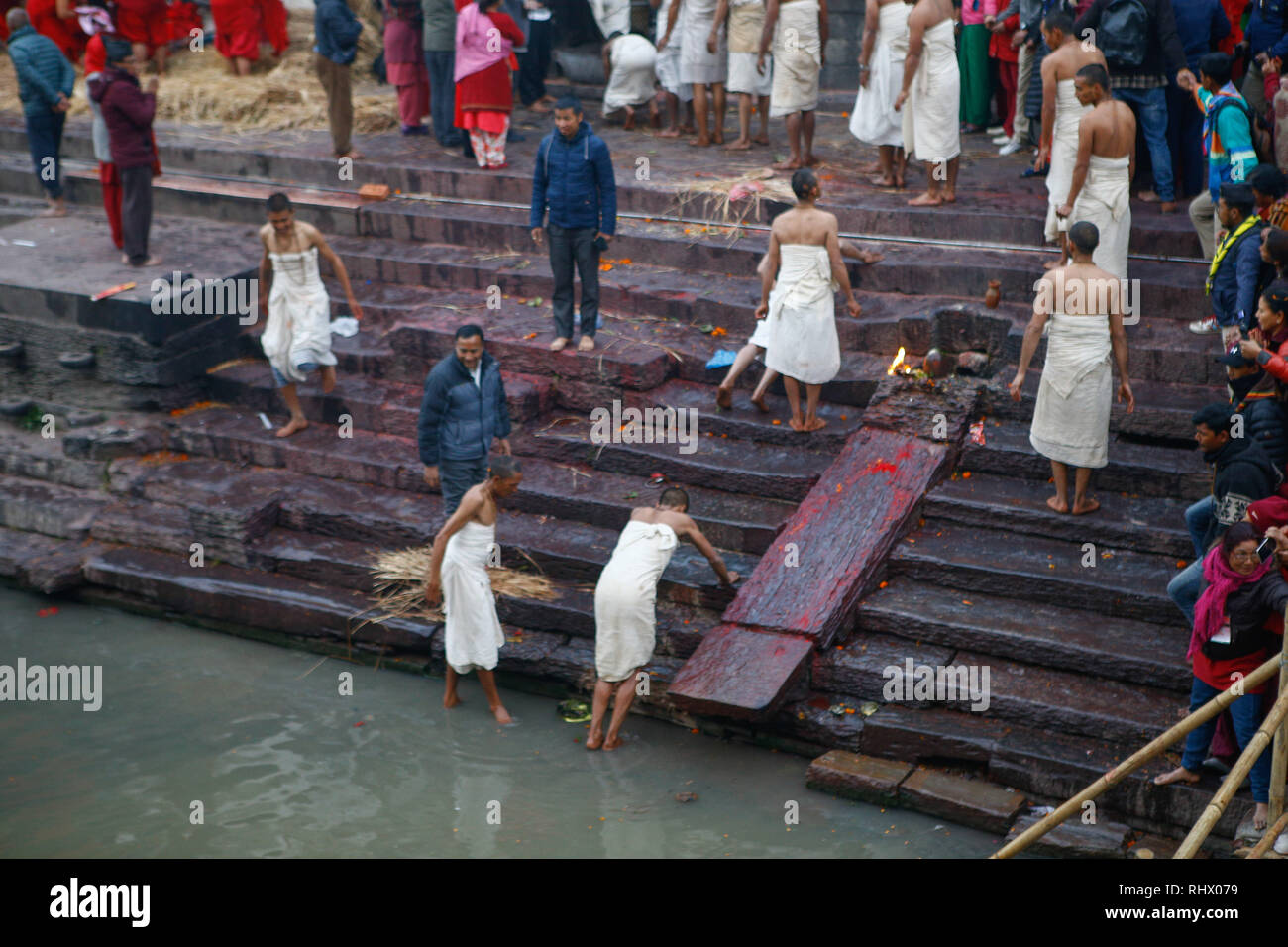 Kathmandu, Nepal. 04 feb 2019. I devoti eseguire rituale dopo aver tenuto santo bagno a fiume Bagmati nel tempio di Pashupati durante il Swasthani Brata Katha festival. I mesi di durata del festival è quello di osservare il digiunare e pregare per la dea Swasthani e Dio Madhav Narayan nella speranza di una vita prospera e felicità coniugale delle loro famiglie. Credito: SOPA Immagini limitata/Alamy Live News Foto Stock