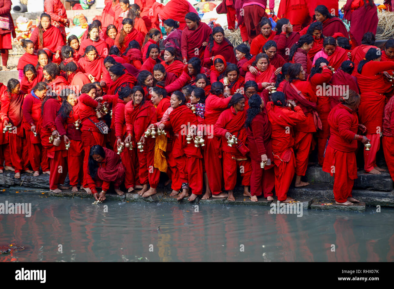 Kathmandu, Nepal. 04 feb 2019. I devoti si riuniscono per raccogliere acqua santa di fiume Bagmati per eseguire il rituale nel tempio di Pashupati durante il Swasthani Brata Katha festival. I mesi di durata del festival è quello di osservare il digiunare e pregare per la dea Swasthani e Dio Madhav Narayan nella speranza di una vita prospera e felicità coniugale delle loro famiglie. Credito: SOPA Immagini limitata/Alamy Live News Foto Stock